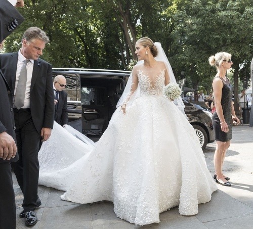 Svadobné šaty Victorie Swarovski boli zdobené viac ak 500-tisícmi kryštálmi z rodinnej firmy. 
