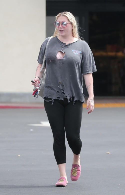 Kesha zavítala do obchodu s mokrými vlasmi a oblečená v tričku, ktoré bolo v katastrofálnom stave. 