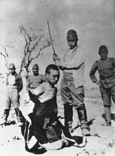 Čínsky zajatec popravený japonským dôstojníkom.