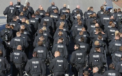 Na snímke nemeckí policajti