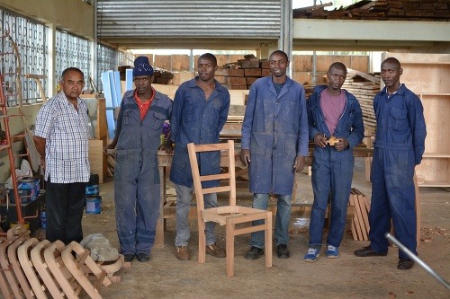 4.	V stolárskej a zváračskej dielni centra sa rozbehla výroba nábytku na zákazky