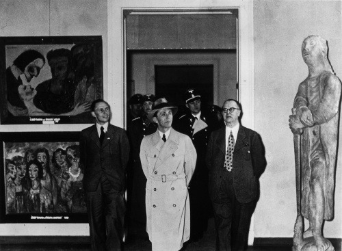 Joseph Goebbels na výstave zvrhlého umenia.