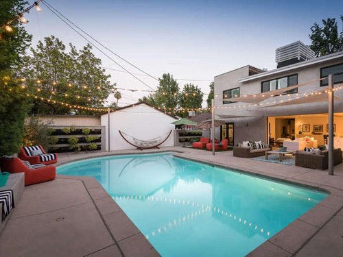 K sídlu Leny Headey v Los Angeles patrí aj bazén. 