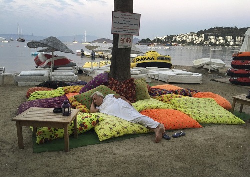 Tisícky turistov na ostrove strávili noc vonku, pričom mnohí spali na plážových ležadlách.