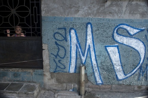 Graffiti nadnárodného gangu Mara