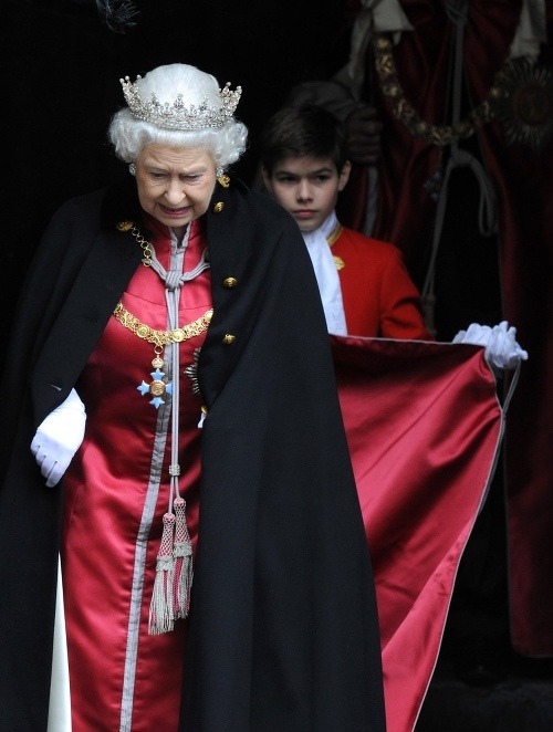 V roku 2002 Arthur Chatto pomáhal britskej kráľovnej s vlečkou na šatách. 