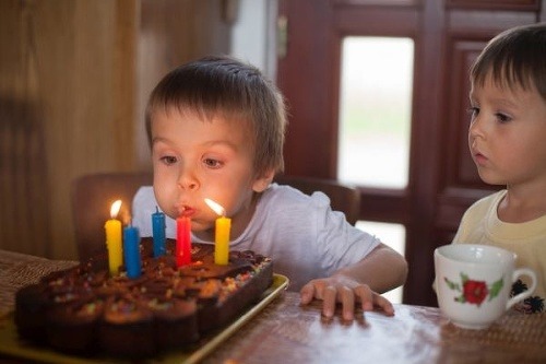 Sfukovanie sviečok na narodeninovej