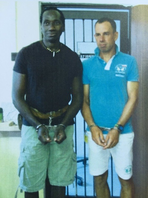 Ibrahim Maiga a Dominik Hrbatý s putami na rukách.