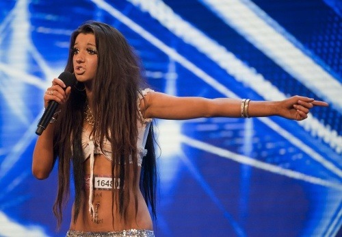 Takto vyzerala Chloe Khan v roku 2010, keď účinkovala v speváckej šou X Factor. 