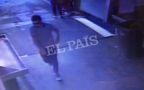 Na videosnímke z bezpečnostnej kamery zverejnenej španielskym denníkom El País útočník 22- ročný Maročan Younes Abouyaaquoubis kráča ceu tržnicu La Boqueria tesne po tom, čo s dodávkou vrazil do chodcov