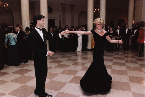 Očarujúca Lady Diana počas pracovnej cesty v USA v novembri 1985. Počas slávnostnej večere v Bielom dome si zatancovala s Johnom Travoltom. 
