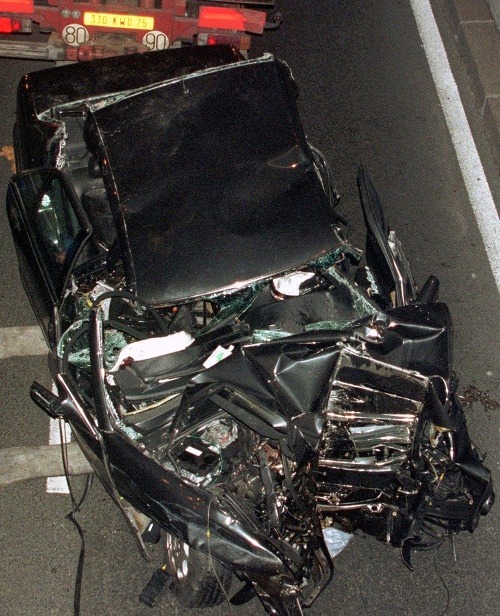 31.august 1997 - celý svet šokovala správa o tragickej dopravnej nehode, ktorá sa stala v parížskom tuneli pod Place de l´Alma. Pri náraze Mercedesu na mieste zahynuli vodič Henri Paul a Dianin milenec Dodi Fayed. Samotná princezná podľala zraneniam v nemocnici. 
