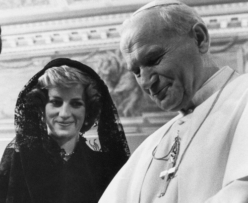 Popri rodičovských povinnostiach si Diana plnila aj povinnosti prineznej. Táto fotografia pochádza z roku 1985, keď sa stretla s pápežom Jánom Pavlom II. 