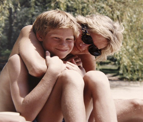 Lady Diana milovala aj druhého syna Harryho. V médiách sa neraz špekulovalo o tom, že ryšavý chlapec nie je Charlesovým synom. 