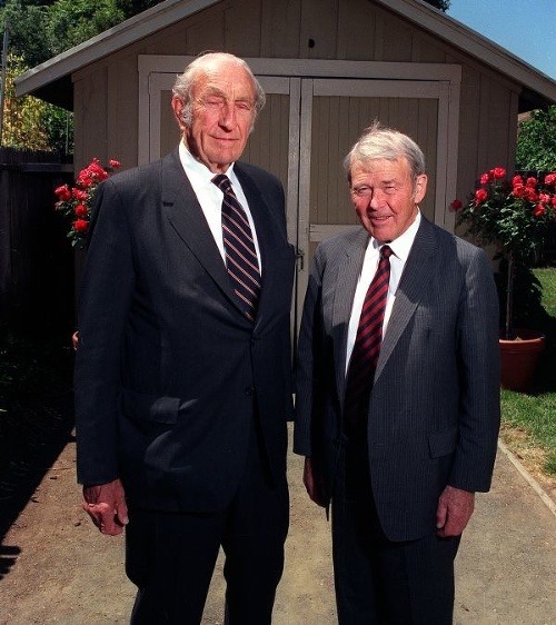 Dvojica podnikateľov v roku 1989 pred garážou, v ktorej založili firmu