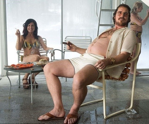 Vo filme Špinavý trik z roku 2013 bol z Christiana Bale takýto pupkáč. 