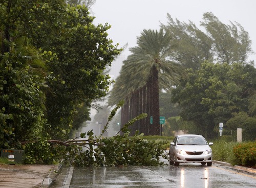 Silný vietor udrel už aj na Floride.
