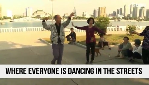 Ľudia tancujú v uliciach