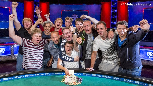 Početná česká komunita hráčov tohtoročného WSOP. David Huspeka úplne vpravo.