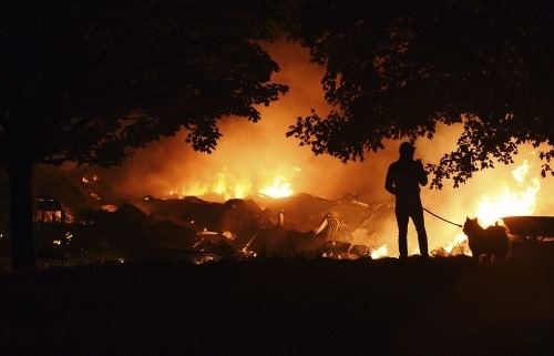 FOTO Obrovský požiar skladu