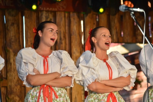 Simona (vpravo) sa venuje ľudovému spevu v skupine Čriepky.	