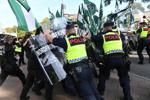 Pochod neonacistov vo Švédsku.