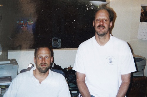 Stephen Paddock (vpravo) s bratom