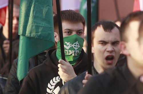 Členovia poľského radikálneho nacionalistického hnutia Národný radikálny tábor pochodujú v uliciach Varšavy počas protestu proti imigrantom.