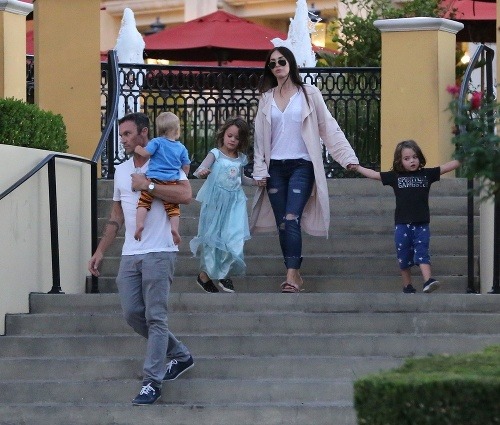 Megan Fox a Brian Austin Green na prechádzke so synmi. Najstarší Noah vyzerá skôr ako dievčatko.   