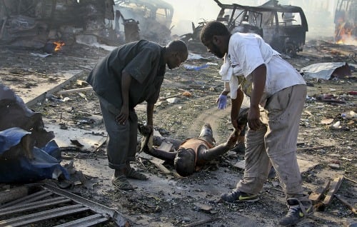 Piaty najkrvavejší útok v histórii sa odohral v centre Mogadiša. Zahynulo najmenej 358 ľudí. Väčšina z nich boli civilisti.