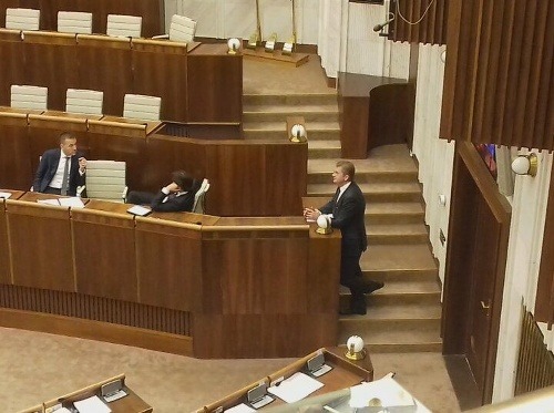 Minister zdravotníctva Tomáš Drucker sa rozpráva s ministrom vnútra Robertom Kaliňákom. Peter Žiga sleduje priebeh rokovania.