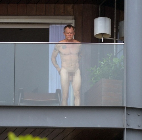 Flea sa po balkóne luxusného hotela pretŕčal celkom nahý. 