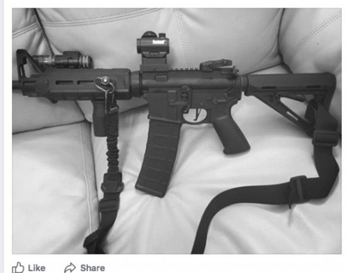 V dnes už zmazanom Kelleyho profile na sociálnej sieti sa 29. októbra objavila fotografia útočnej pušky s popisom: She’s a bad bitch.