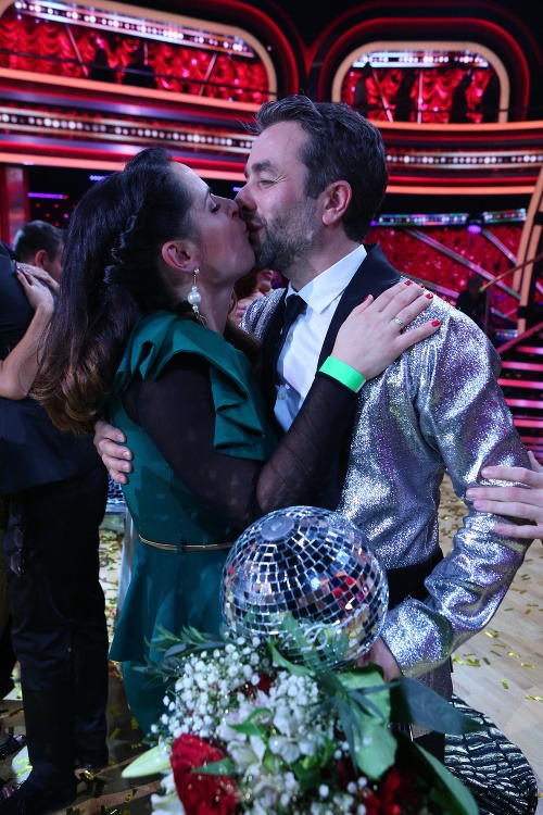 Takto nového kráľa tanečného parketu podporovala jeho manželka Alenka Kobielska. 