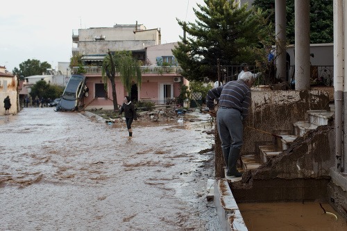 Okolie Atén zasiahli prívalové