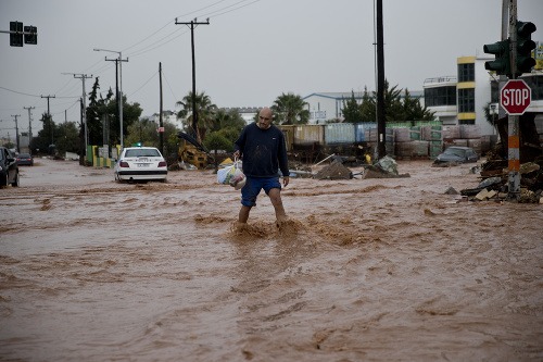 Okolie Atén zasiahli prívalové
