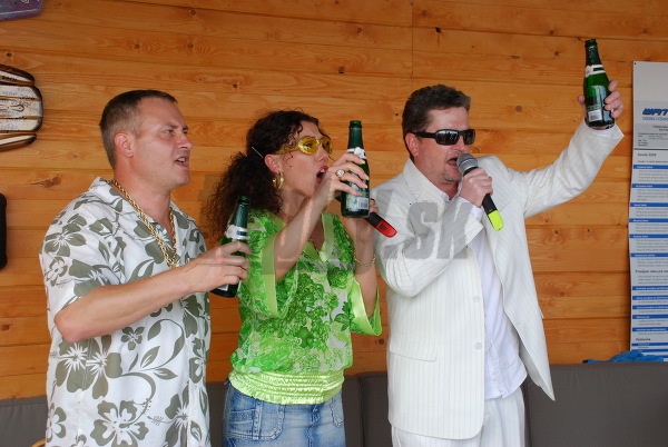 Trio pokrstilo vodnolyžiarsky vlek na Zlatých pieskoch. Trio pokrstilo vodnolyžiarsky vlek na Zlatých pieskoch.