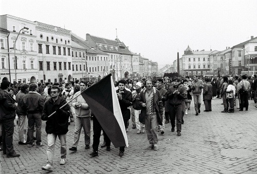 Zhromaždenie študentov vysokých škôl na Námestí SNP v Banskej Bystrici 21. novembra 1989.