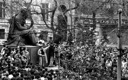 Na bratislavskom Hviezdoslavovom námestí  sa 21. novembra 1989 zišiel niekoľkotisícový dav prevažne mladých ľudí, ktorí takto vyjadrili svoju podporu hnutiu pražských vysokoškolákov.