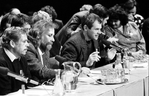 V Slovenskom národnom divadle sa 29. novembra 1989 uskutočnilo manifestačné zhromaždenie, účastníci ktorého nadšene privítali podpis dohody medzi Občianskym fórom a Verejnosťou proti násiliu. Obsiahlej diskusie sa zúčastnili okrem iných aj Václav Havel (vľavo) a Milan Kňažko (3. zľava).