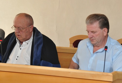 Obhajca Ondrej Zachar (vľavo) a obžalovaný Miroslava R.