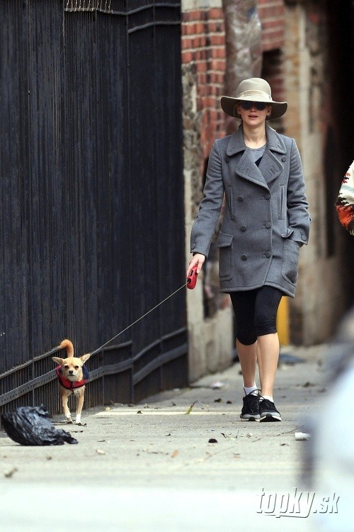 Jennifer Lawrence sa po rozchode ukazuje v uliciach New Yorku len v okuliaroch, klobúku a so sklonenou hlavou.