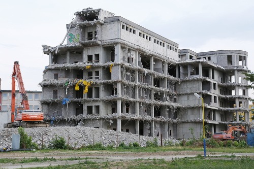 Pôvodnú budovu rozostavanej nemocnice zbúrali