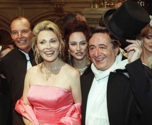 Barnard (vľavo) s americkou herečkou Faye Dunaway na viedenskom Bále v opere