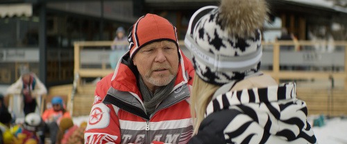 Marek Vašut si vo filme strihne úlohu playboya z lyžiarskeho svahu. 