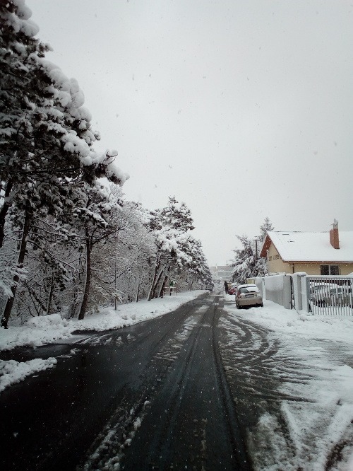 Slovensko bojuje so snehom: