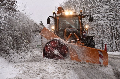 Snežný pluh čistí cestu od snehu v maďarskom meste Dobogókő.