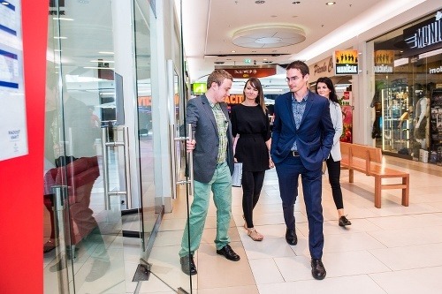 Keď komik sprevádza kanceláriami: