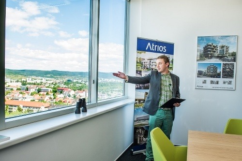 Keď komik sprevádza kanceláriami: