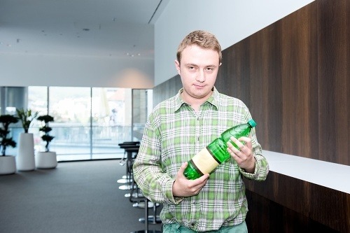 Keď komik sprevádza kanceláriami: